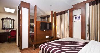 Oyo Premium Pitampura Hotel Nuova Delhi Esterno foto