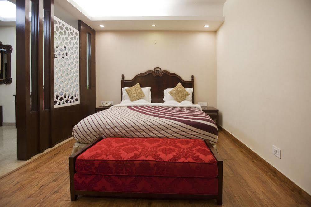 Oyo Premium Pitampura Hotel Nuova Delhi Esterno foto
